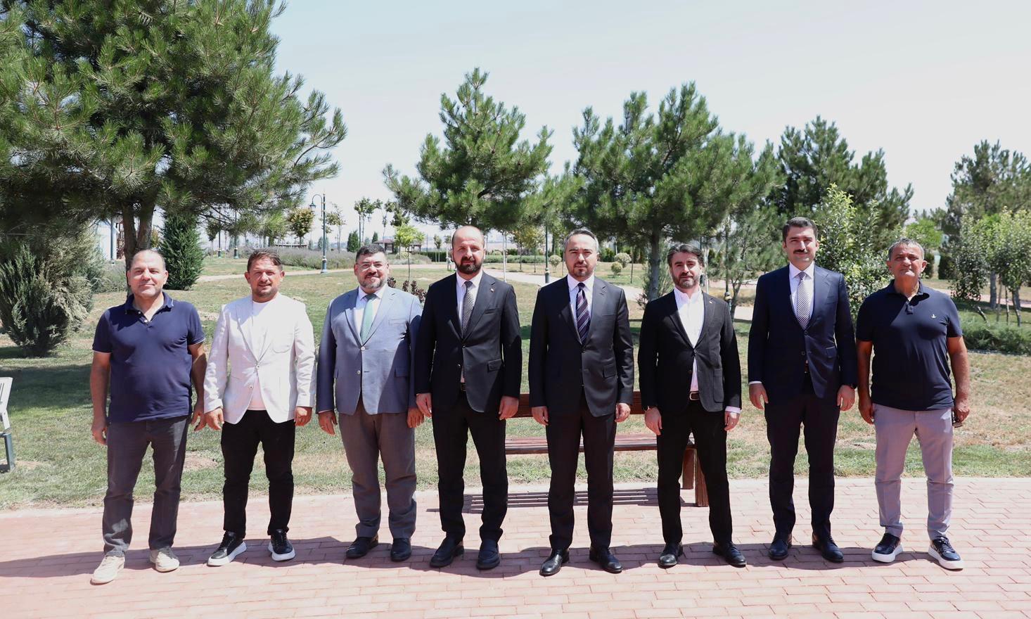 Çevre, Şehircilik ve İklim Değişikliği Bakan Yardımcısı Burak Demiralp, Sevgi Çiçeği Millet Bahçesi’nde incelemelerde bulundu